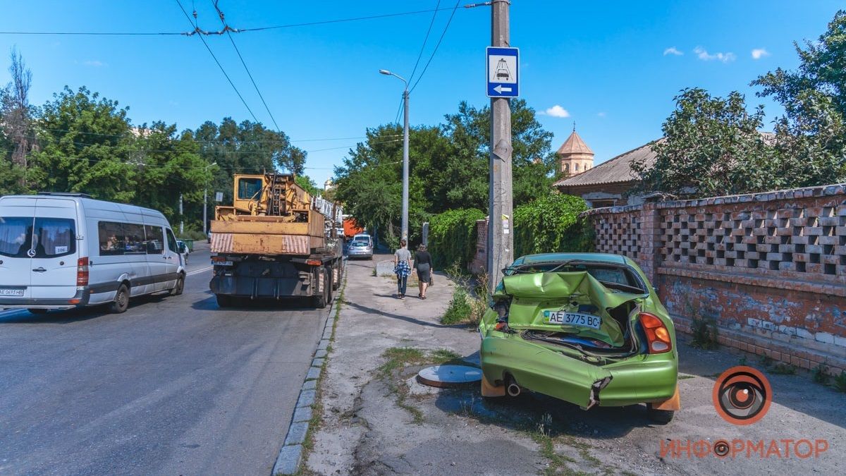 В Днепре автокран врезался в Daewoo Lanos: девушку забрала скорая