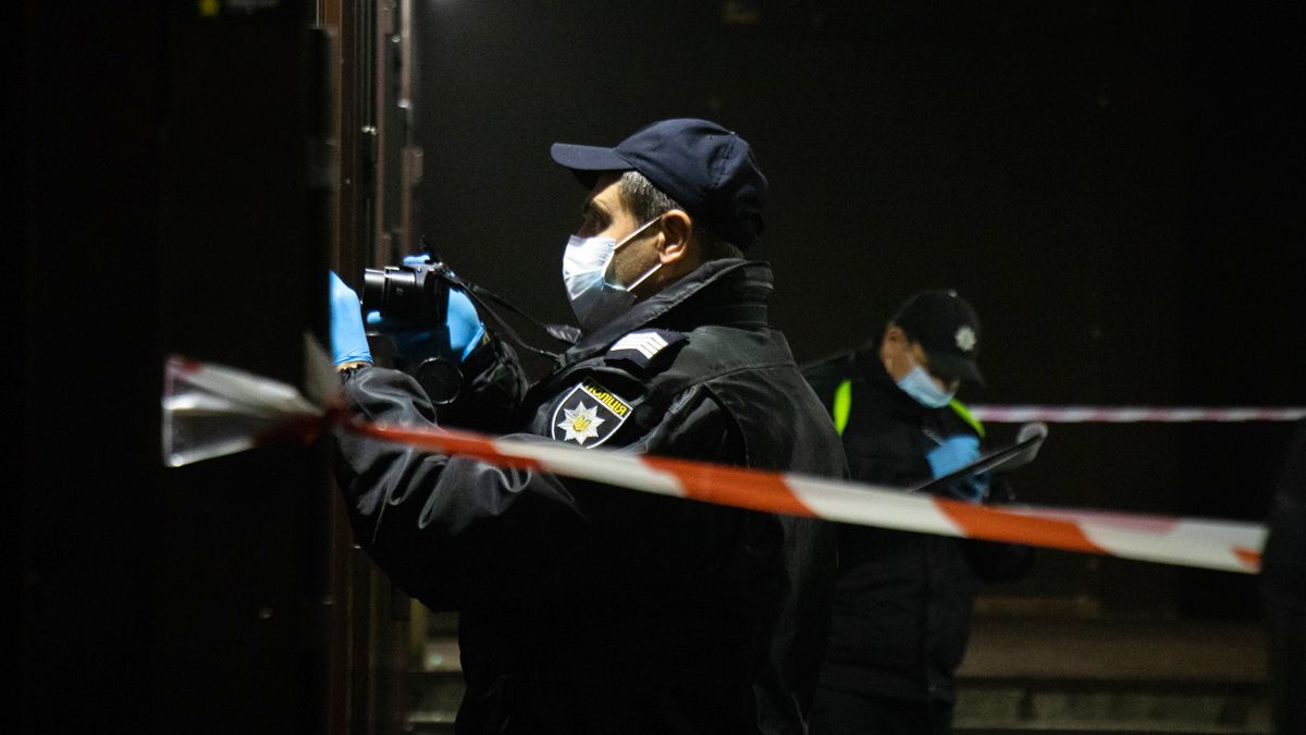 В Днепре 20-летний парень ударил прохожего ножом в грудь, забрал сумку и убежал
