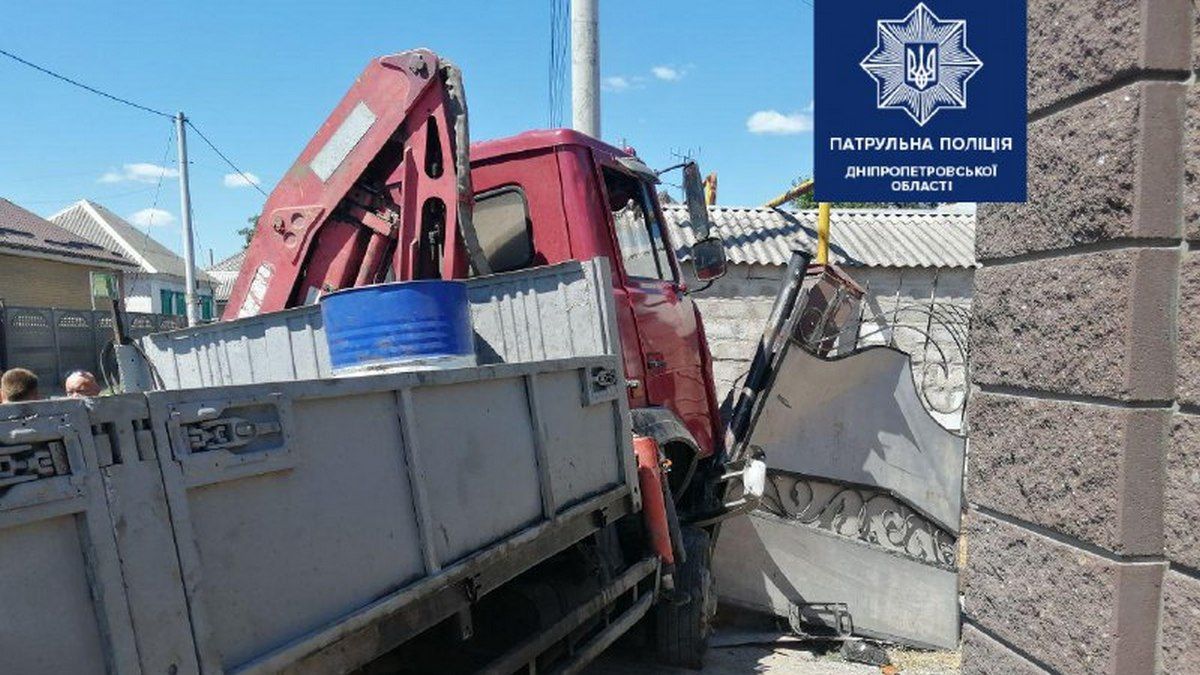 В Днепре на Большой Диевской грузовик снес забор частного дома