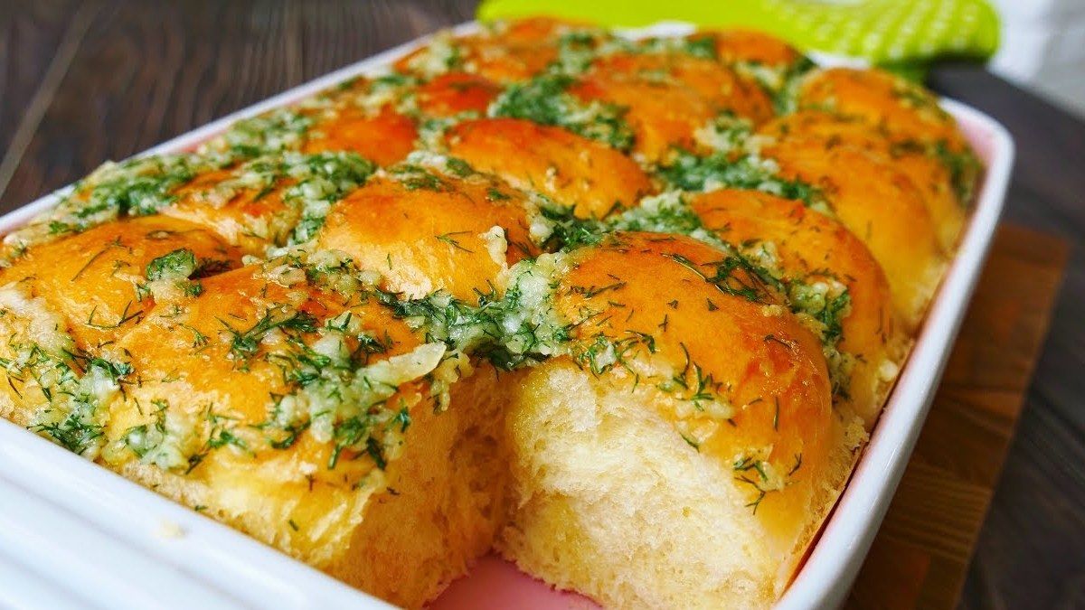Домашний шеф: как приготовить воздушные чесночные пампушки с начинкой