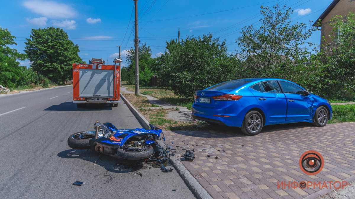 В Днепре на Почтовой столкнулись Hyundai и мотоцикл: пострадал мужчина