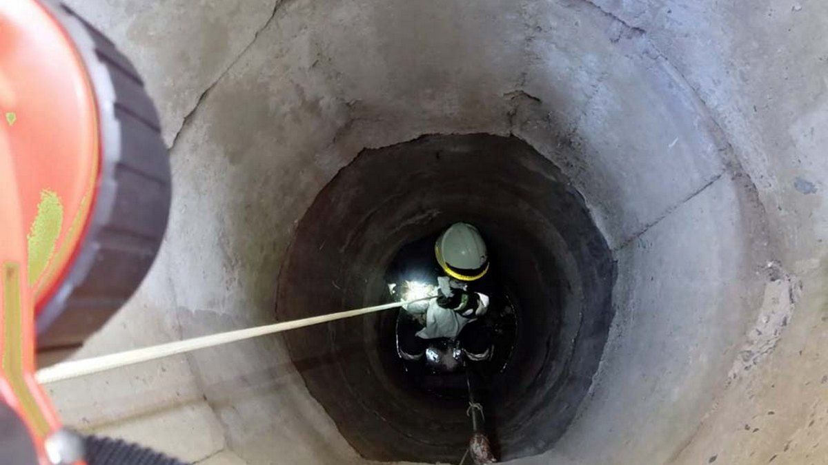 В Днепре женщина упала в 9-метровый колодец, наполненный водой