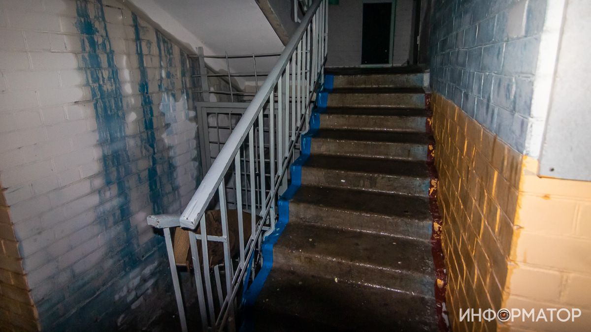 В Днепре на Калнышевского в подъезде пролился "водопад"