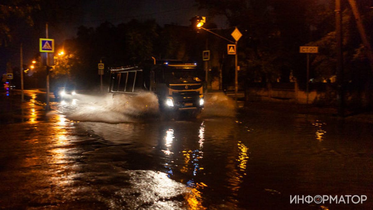 Обильные осадки в Днепре: коммунальщики всю ночь ликвидировали последствия непогоды, работы продолжаются