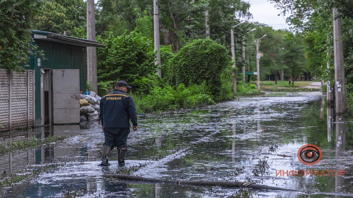 В Днепре на Бердянской прорвало коллектор: нечистоты залили рельсы и частные дома