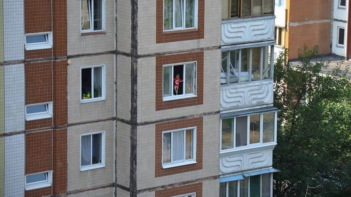 Девочка, которая выпала из окна на Тополе в Днепре, вышла из комы