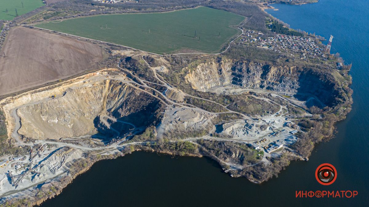 Сланцевые скалы и багряные озера: почему туристы едут в Днепропетровскую область