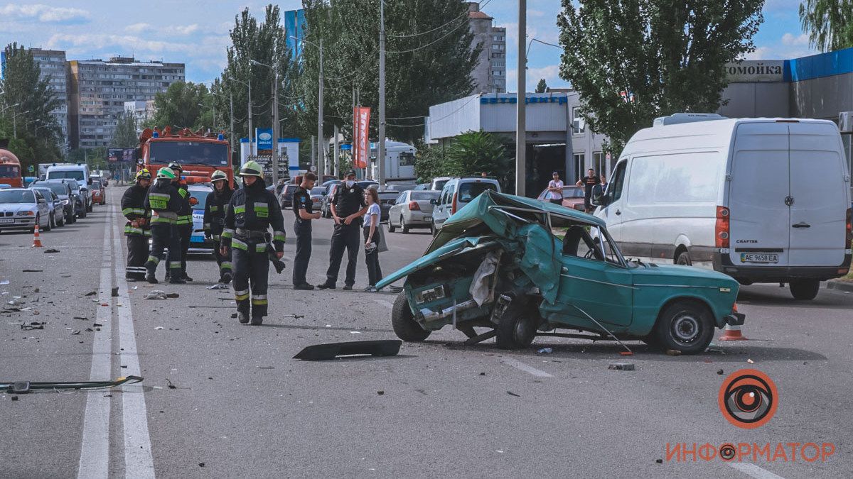 В Днепре на Маршала Малиновского столкнулись BMW и ВАЗ: пострадали мужчина и 4-летний ребенок