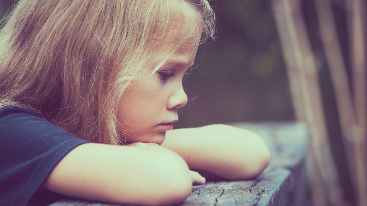 В Днепре 7-летняя девочка три дня жила у соседей, пока ее мать пила дома
