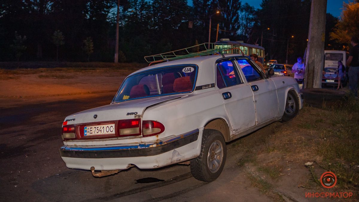 В Днепре на Бориса Кротова маршрутный автобус ударил "Волгу"