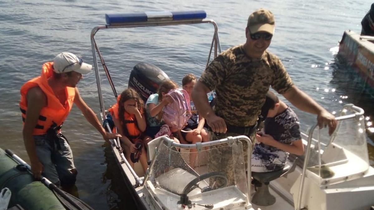 В Днепре семья с детьми приехала на остров и застряла там: пришлось вызывать спасателей