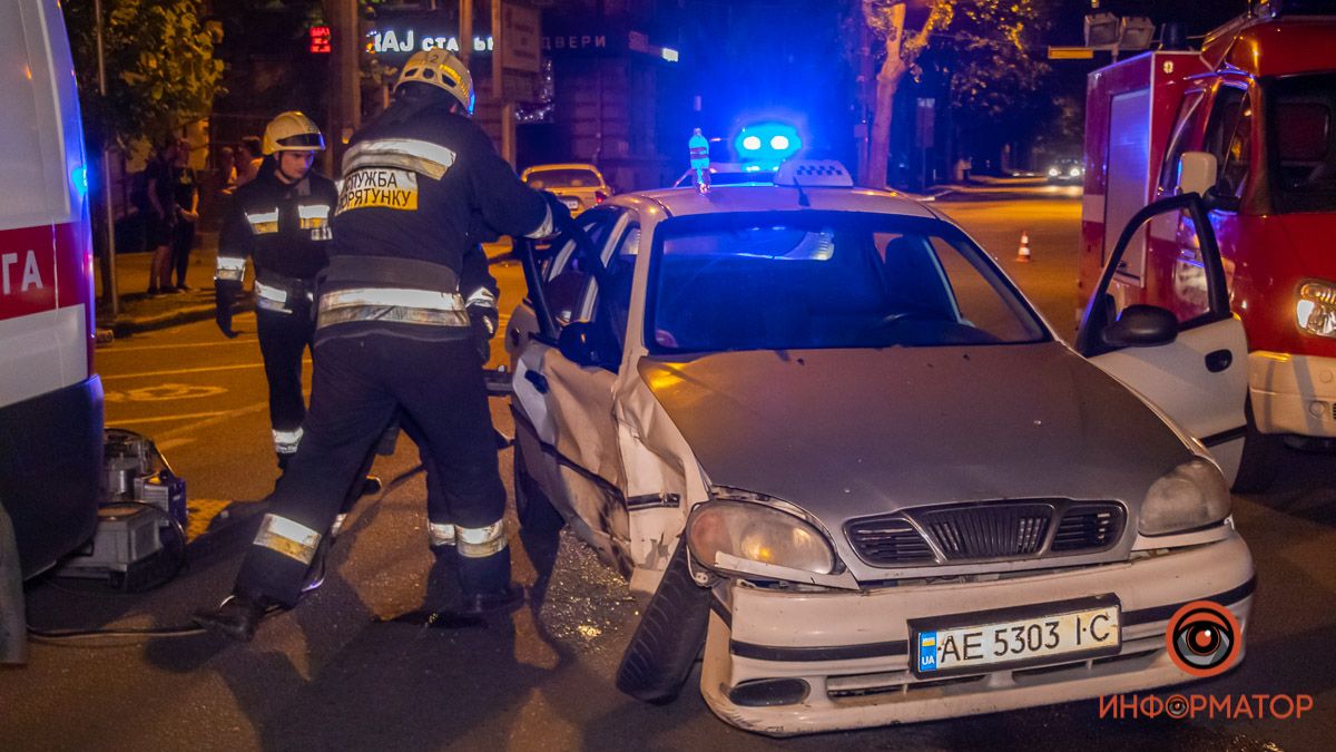 В Днепре на улице Владимира Великого столкнулись два Lanos: пострадавшего вырезали спасатели