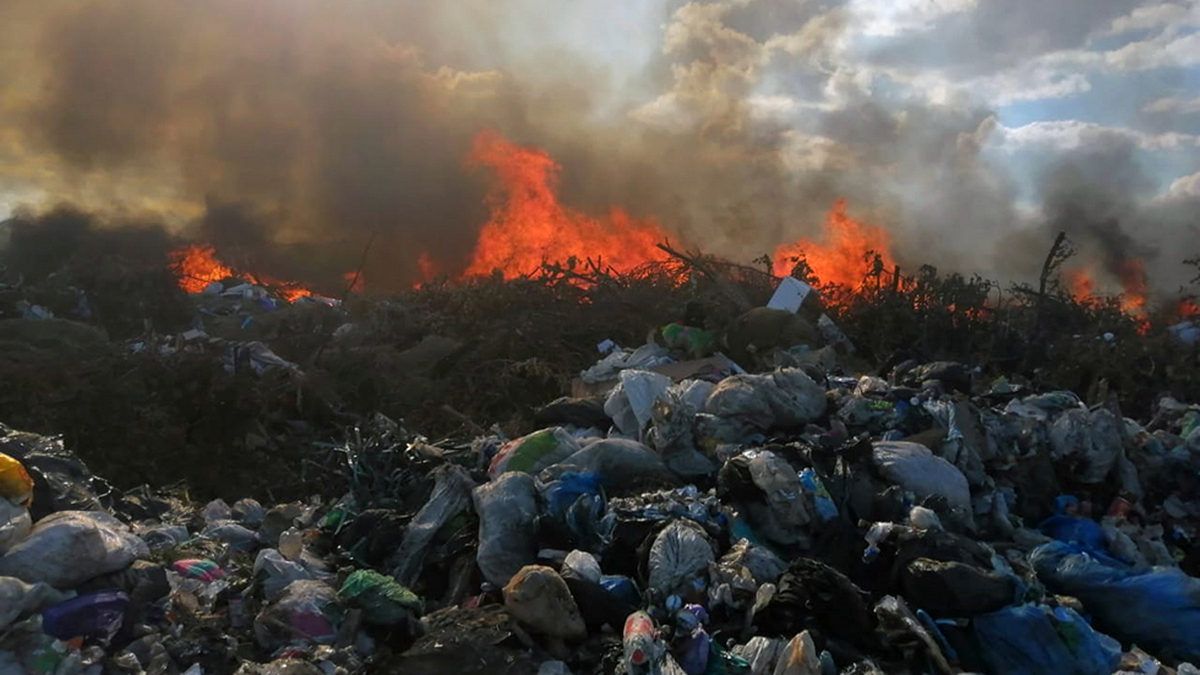 Под Днепром спасатели семь часов тушили большой пожар на свалке