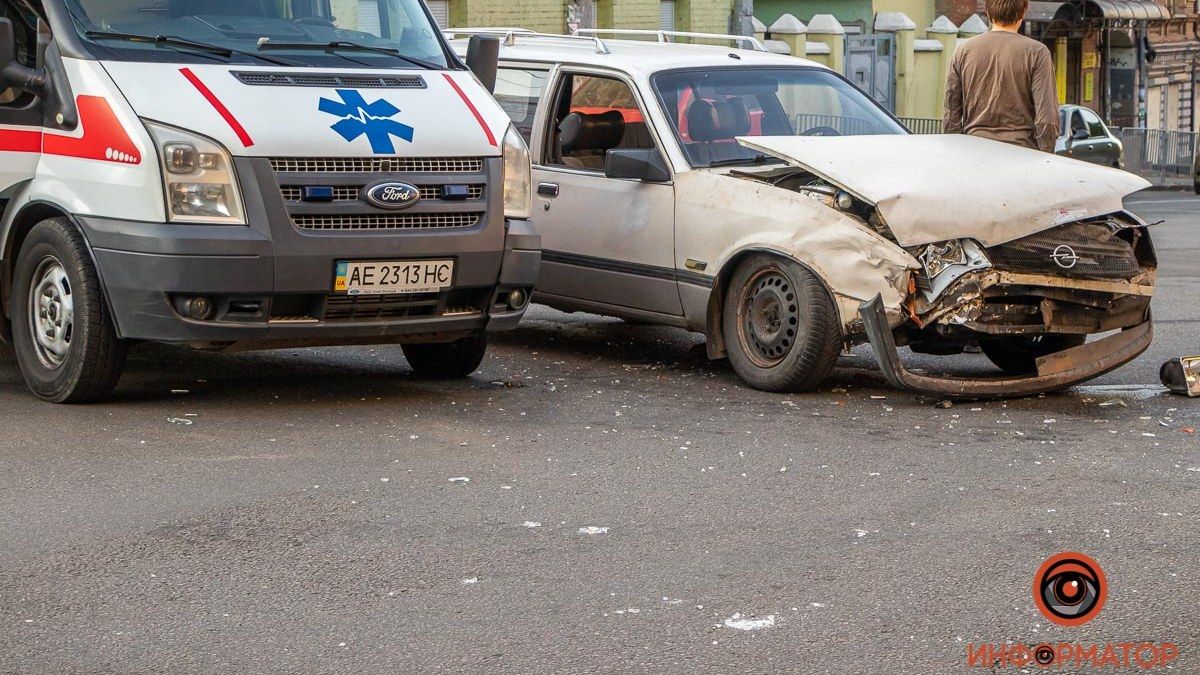 В Днепре на Фабра Opel влетел в скорую: видео момента аварии