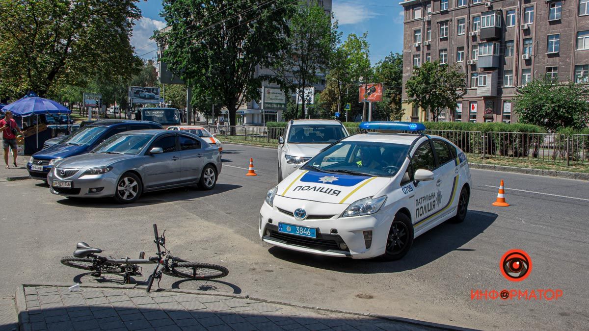 В Днепре на Поля столкнулись Mitsubishi и велосипедист: мужчину госпитализировали