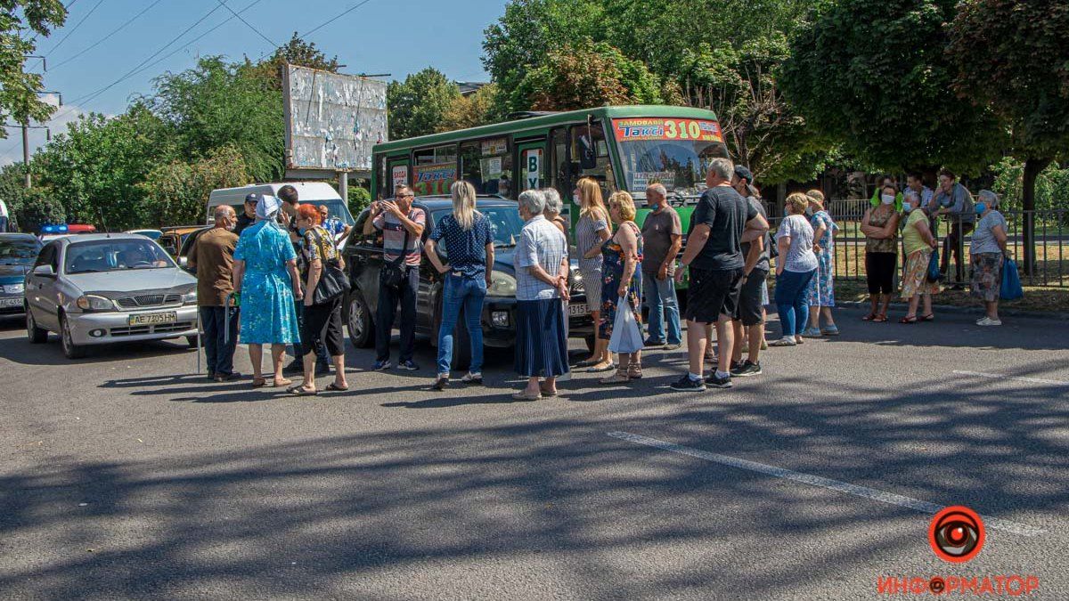 В Днепре возле ТЦ "Славутич" люди перегородили дорогу из-за забитой канализации