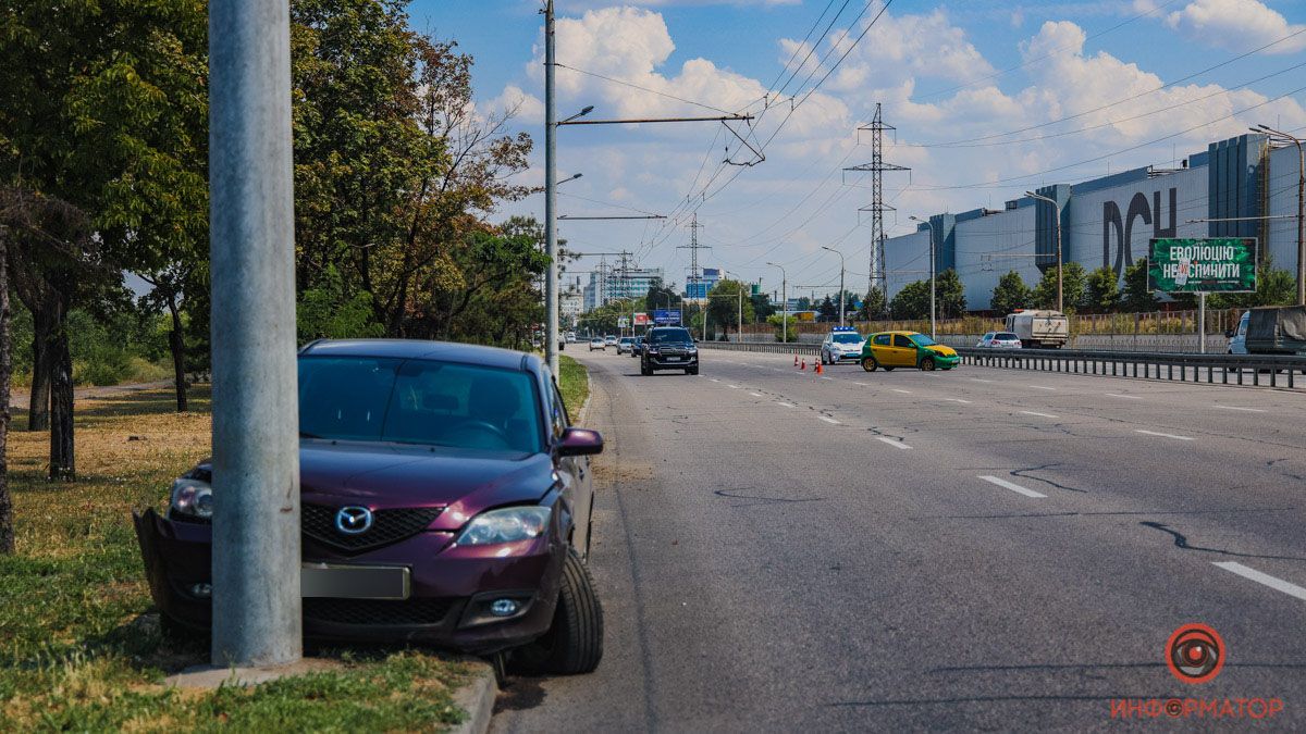 В Днепре на Набережной Заводской Mazda столкнулась с Toyota, перевернулась на бок и врезалась в столб