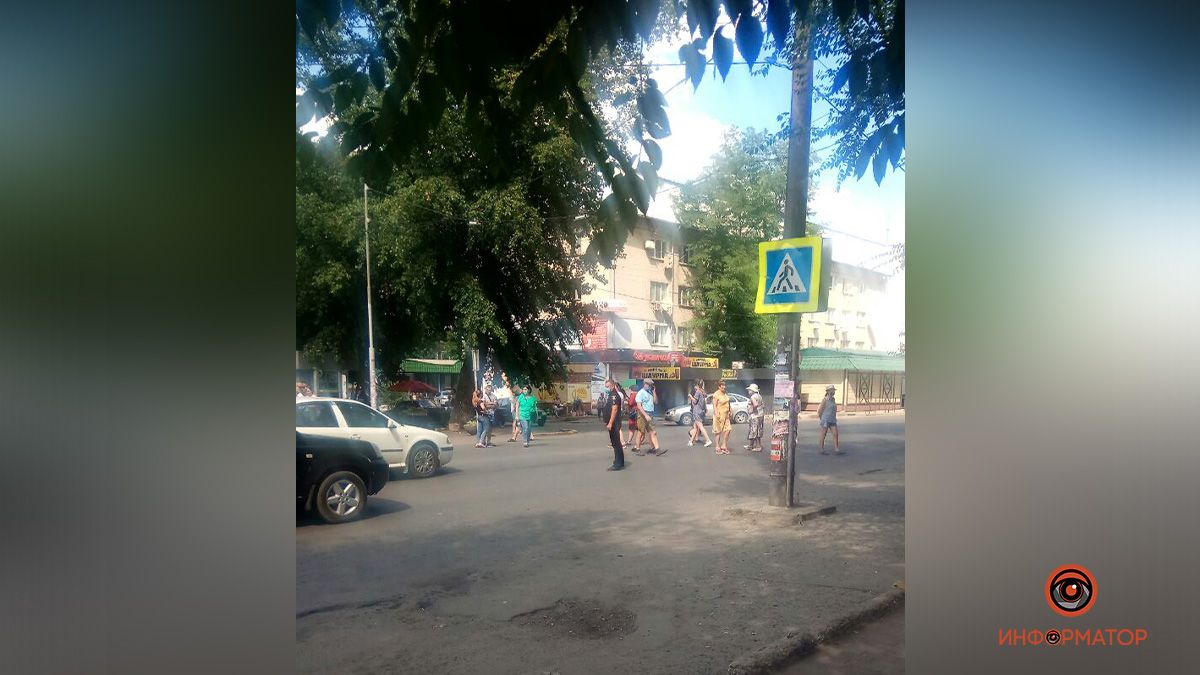 Две недели без света: под Днепром десятки людей перекрыли дорогу