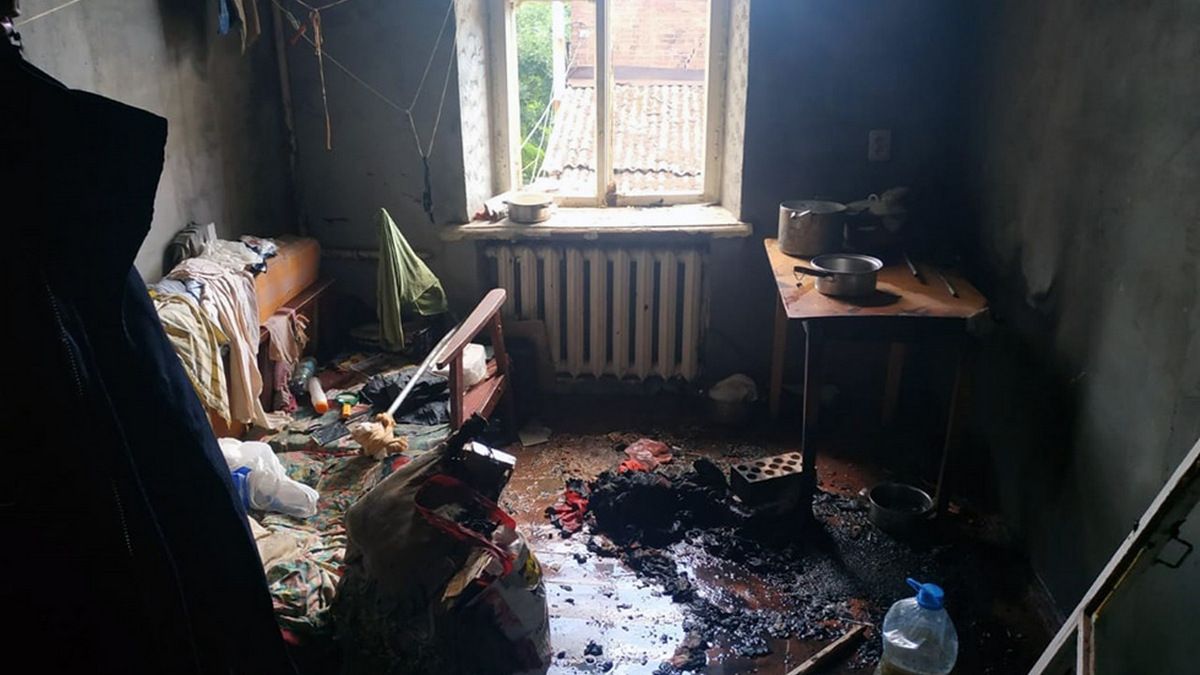 В Днепре на Пушкина спасатели вытащили из горящей квартиры мужчину