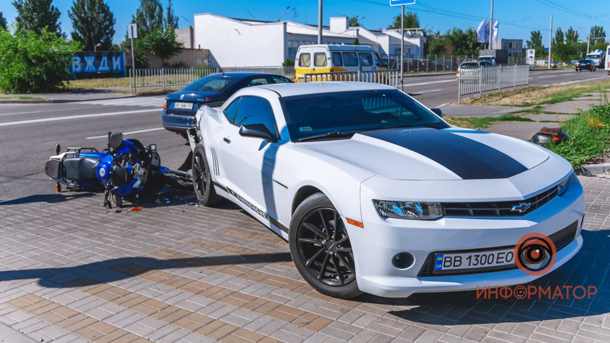 В Днепре на Паникахи мотоциклист врезался в Chevrolet Camaro