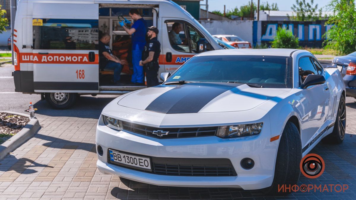 В Днепре на Паникахи мотоциклист влетел в Chevrolet Camaro: видео момента аварии