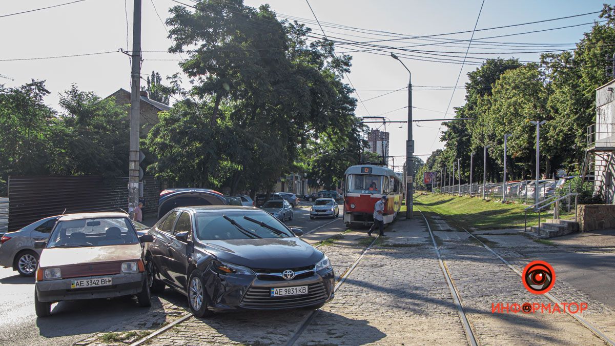 В Днепре на Святослава Храброго Toyota столкнулась с "Таврией" и вылетела на трамвайные пути
