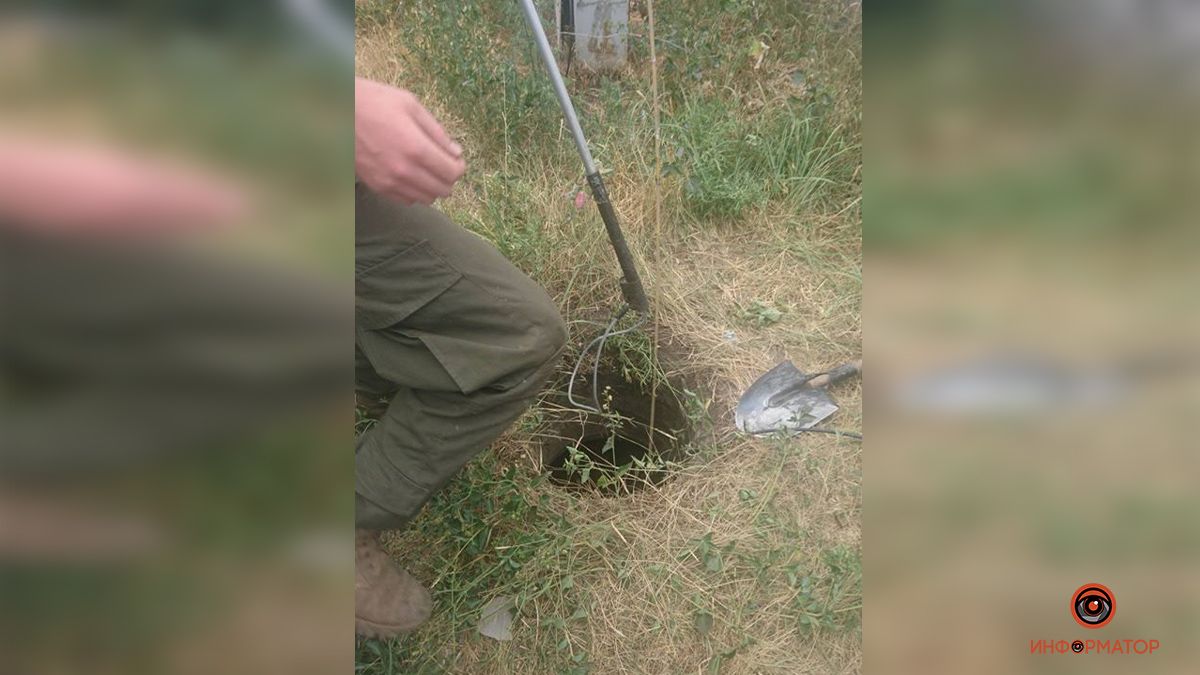 В Днепре на Саранской "Зооконтроль" спас песика, который упал в люк