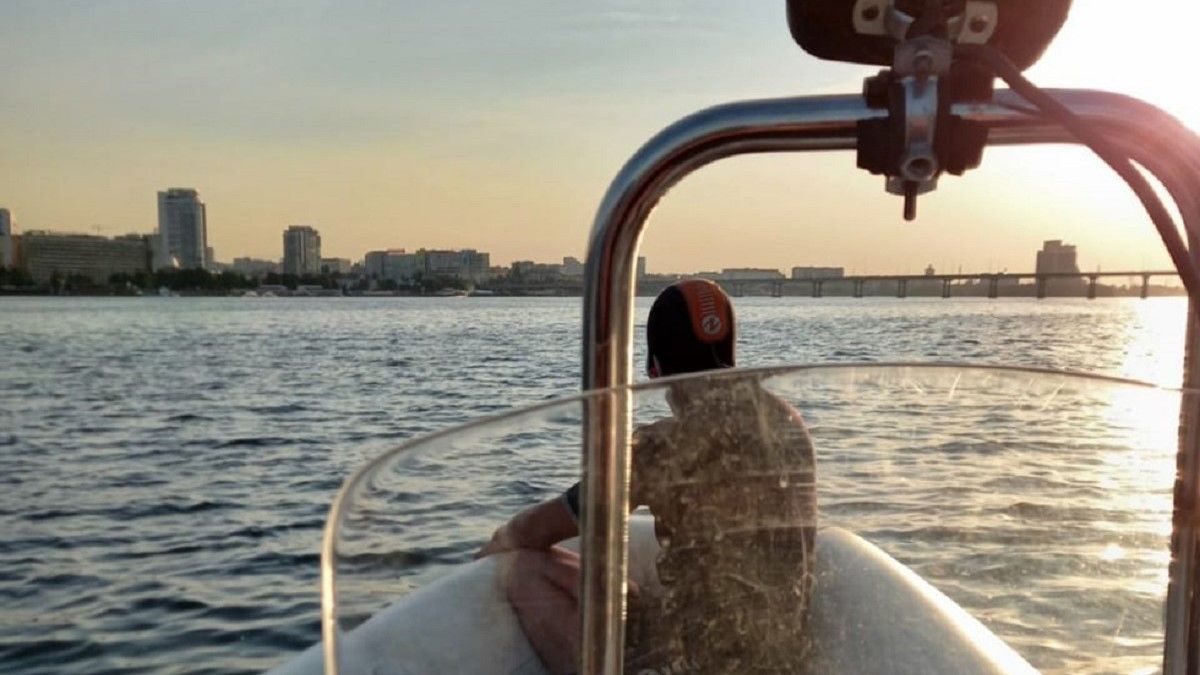 Четверых парней на матрасе отнесло к Новому мосту на середину Днепра