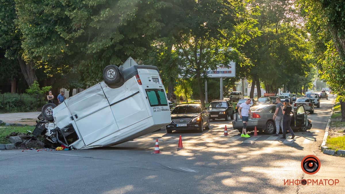В Днепре на Антоновича Ford Transit столкнулся с Volvo и перевернулся: пострадал мужчина