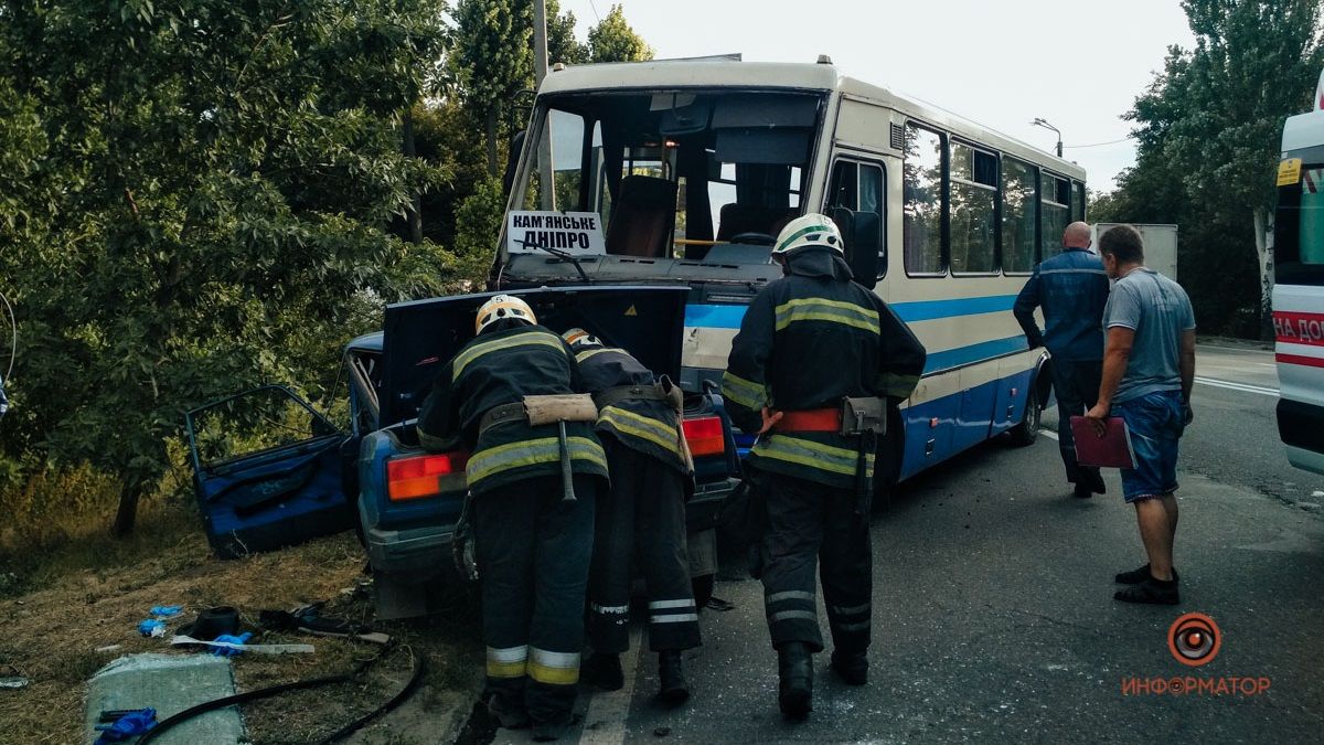 В Днепре на Киевской ВАЗ влетел в рейсовый автобус: водителя автомобиля полчаса «качали» медики