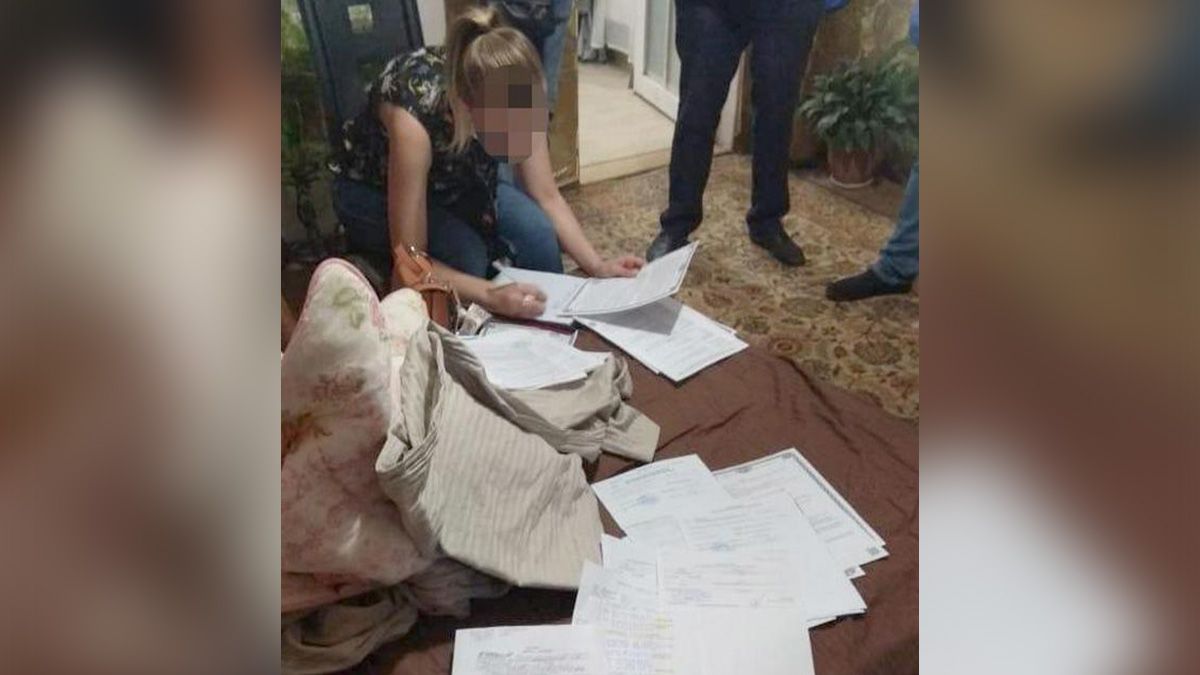 Подделывали паспорта и обманывали пожилых: в Днепре задержали "черных" риэлторов