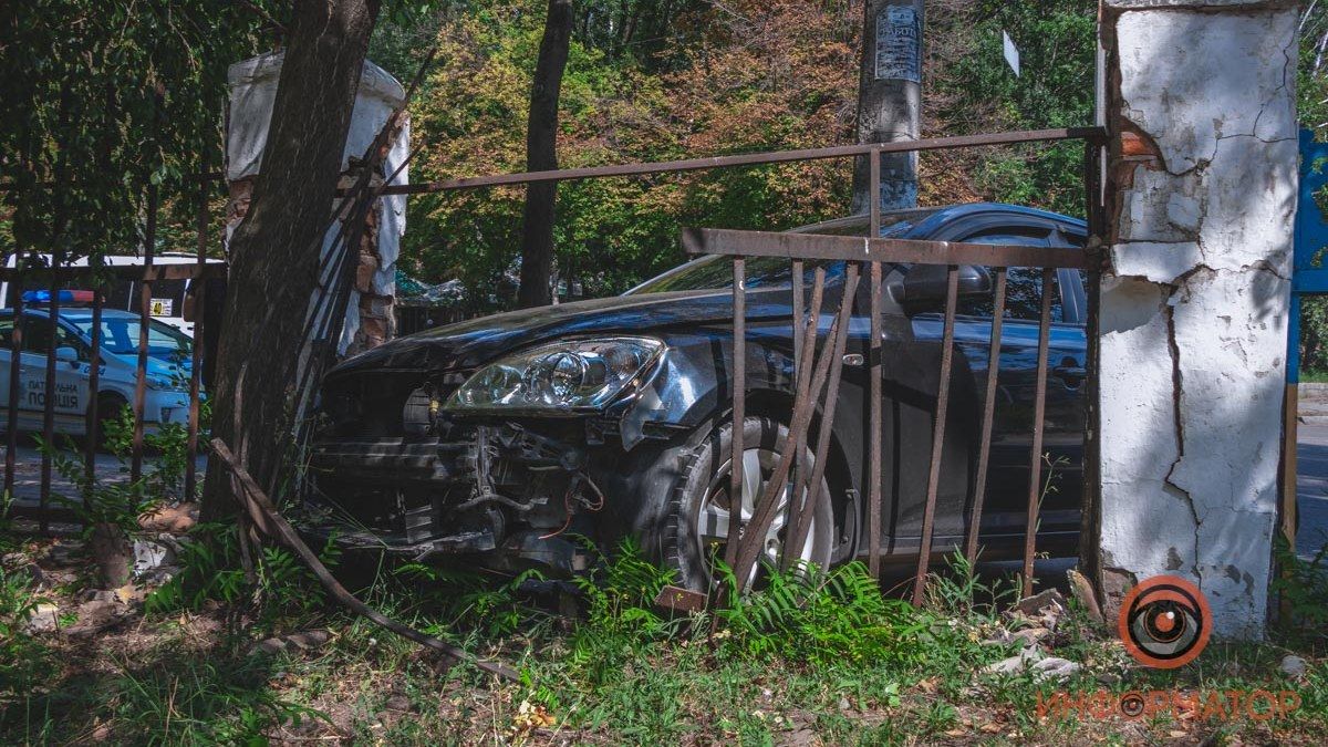 В Днепре на проспекте Гагарина Kia столкнулся с Volvo и влетел в забор общежития