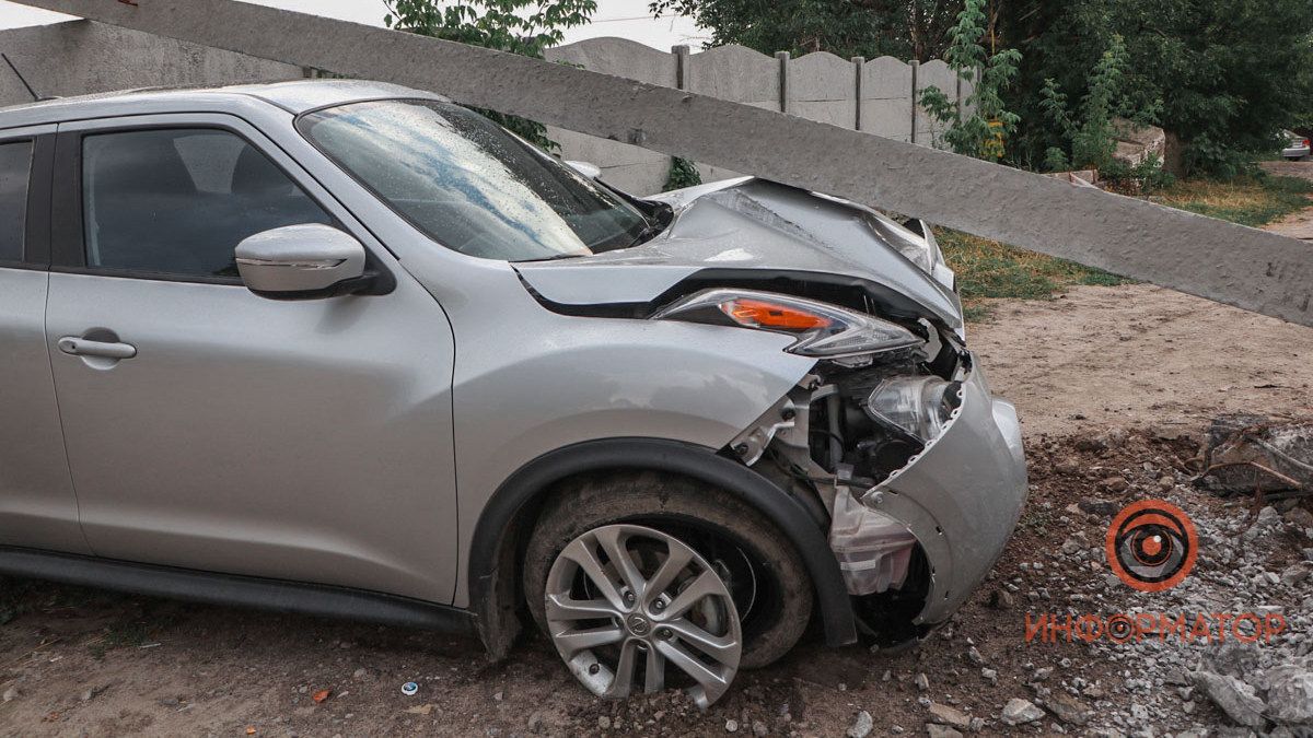 В Днепре на Криворожской Nissan влетел в опору: оборванный кабель лежит на мокрой дороге