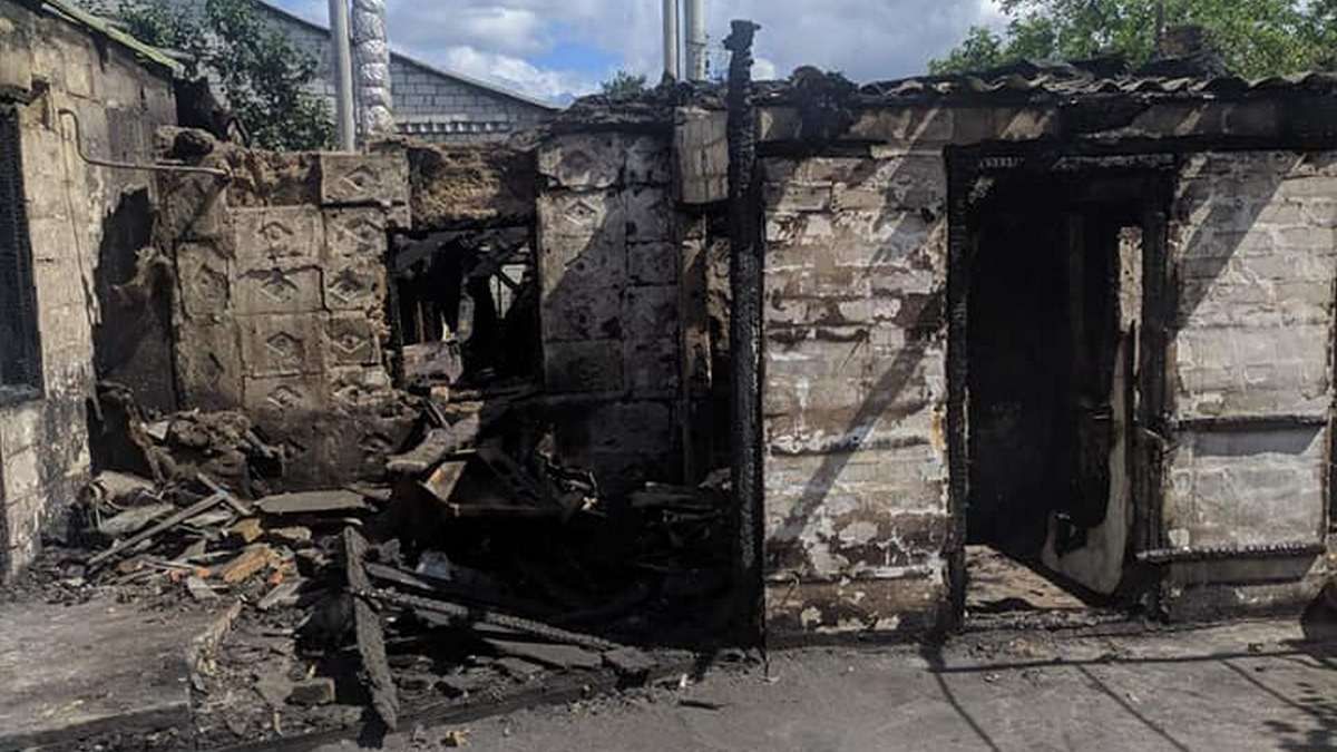 В Днепре на Шахтинской сгорел дом, пострадала женщина: нужна помощь