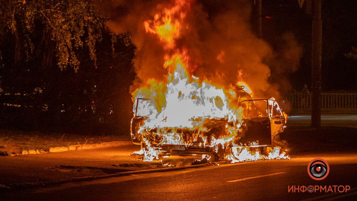 В Днепре на улице Богдана Хмельницкого люди выбирались из горящего ВАЗа: видео момента