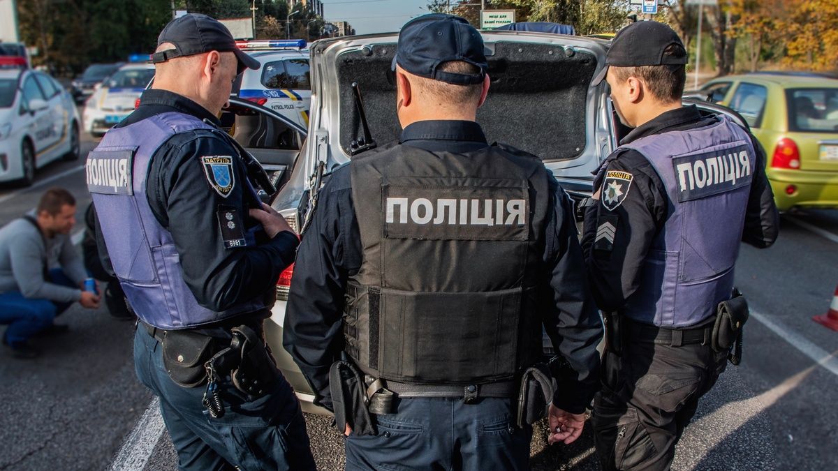 В Днепре на Семафорной пьяный водитель Kia влетел в лестницу магазина