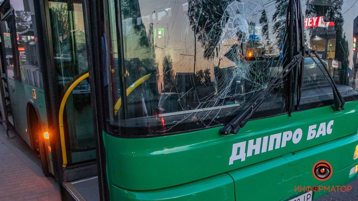 В Днепре на Калиновой Fiat "подрезал" 36-ой автобус и скрылся: пострадали двое человек