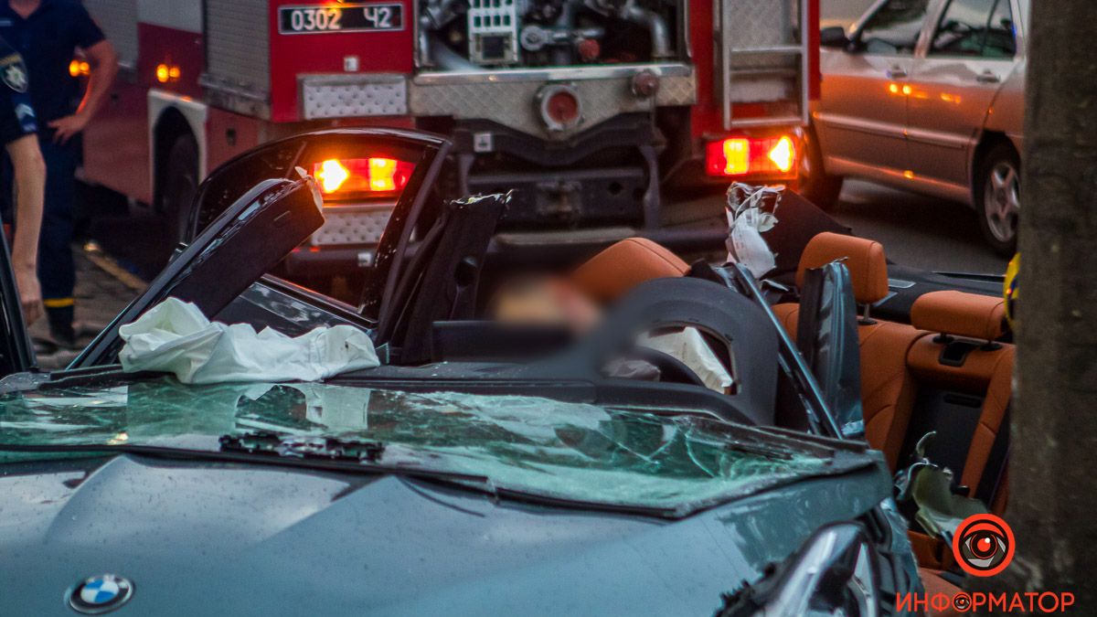 В Днепре на Набережной Победы BMW врезался в столб, водитель погиб на месте: полиция ищет свидетелей