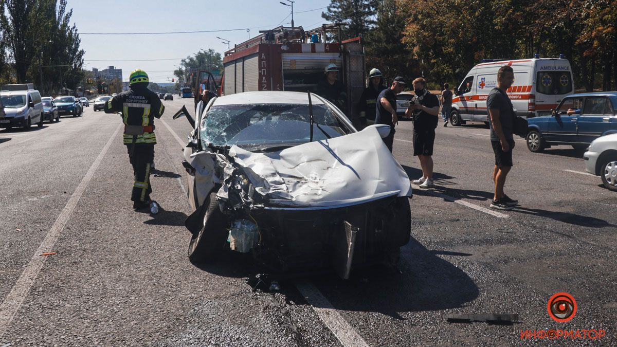 В Днепре на Набережной Заводской столкнулись манипулятор и Hyundai с несовершеннолетним за рулем: пострадали две девушки