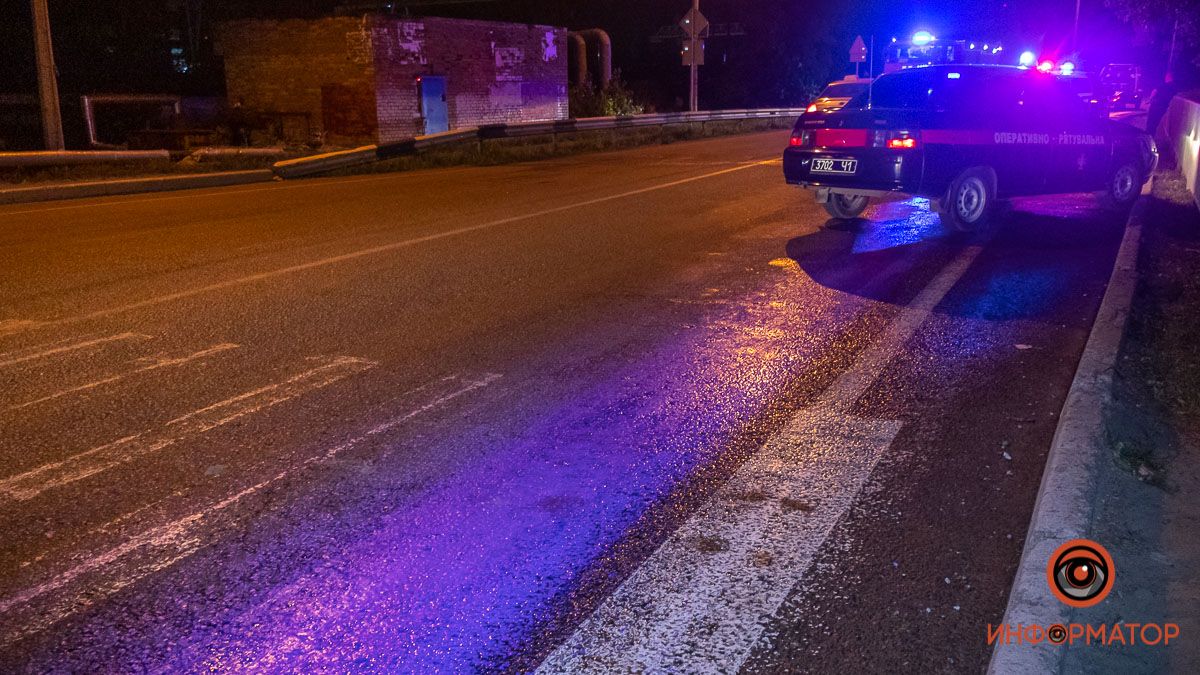 В Днепре перекрыли улицу Гаванскую: спасатели смывают неизвестную жидкость