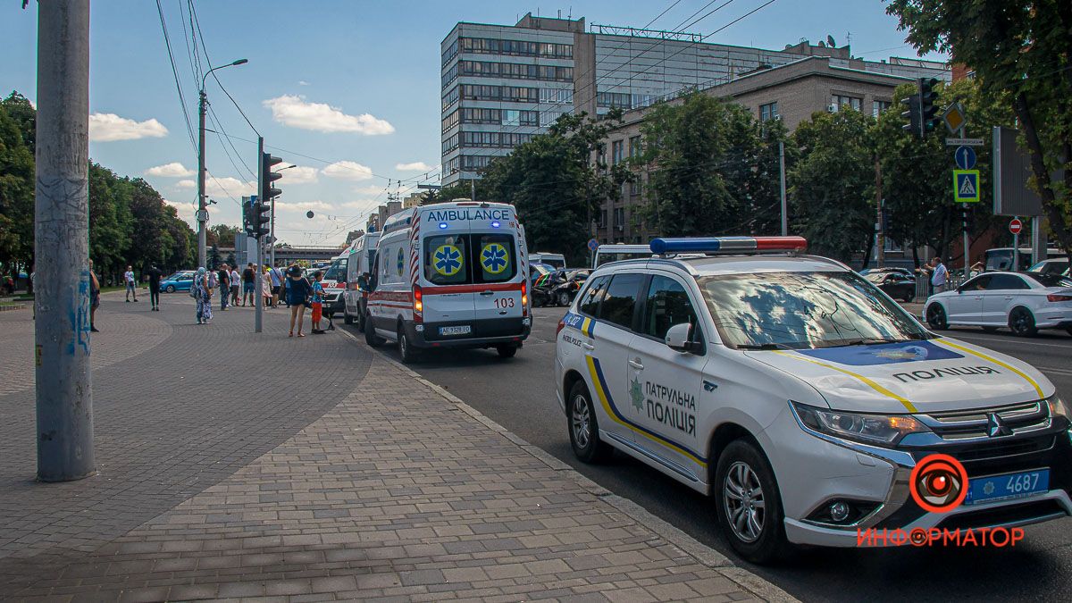 В Днепре на Набережной Сичеславской в аварию попал свадебный кортеж: пострадали двое детей и двое взрослых