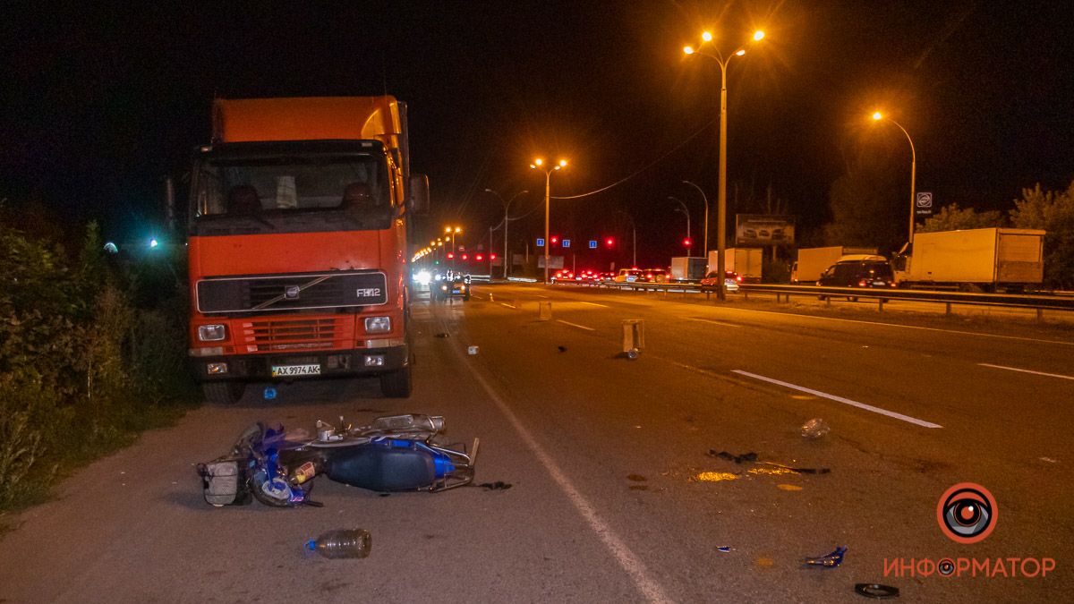 В Слобожанском мотороллер въехал в прицеп грузовика