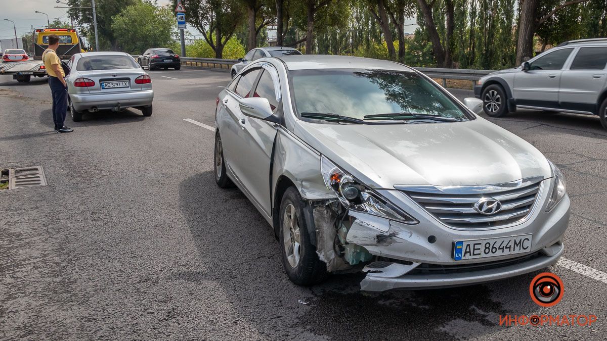 В Днепре на Набережной Заводской Hyundai ударился в отбойник и вылетел на встречную полосу