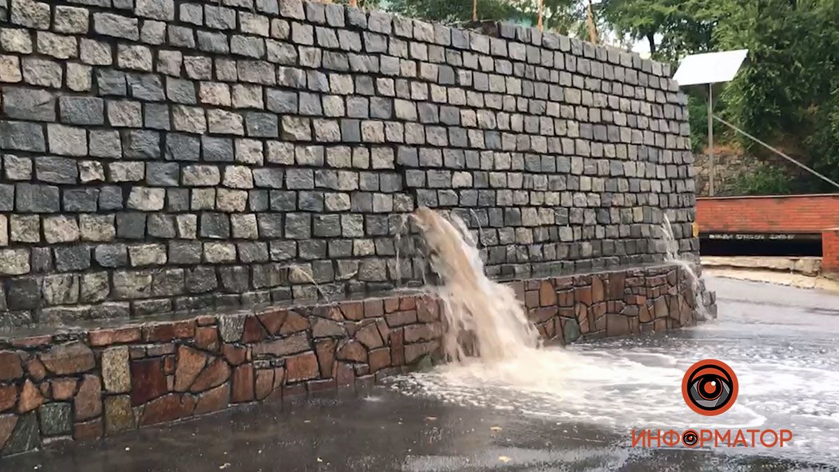 В Днепре возле гостиницы "Рассвет" из подпорной стены бьет ключом вода