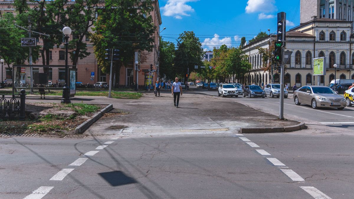 В Днепре на Яворницкого "вернулась" тактильная дорожка, которую смыло дождем