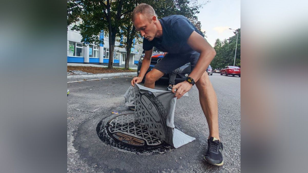 "Люки твоего города": в Днепре молодые люди придумали нестандартный дизайн футболок