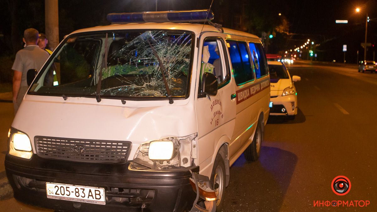 В Днепре у Нового моста мужчина попал под колеса скорой, которая везла младенца