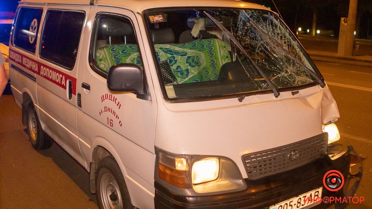 В Днепре пьяный мужчина попал под колеса скорой помощи: видео момента аварии