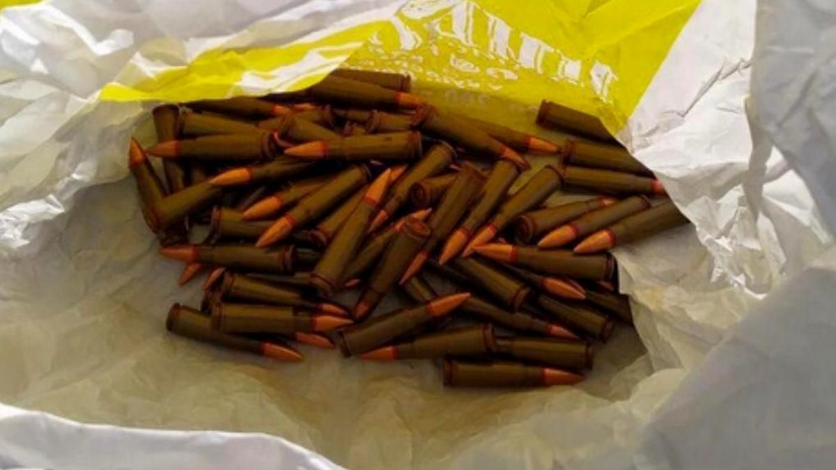 В Днепре полицейские остановили мужчину с пакетом патронов и гранатой