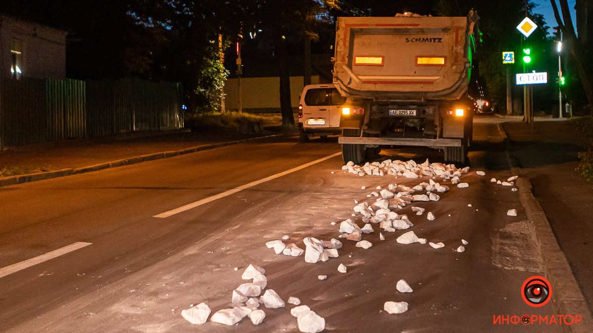 В Днепре на Уральской из грузовика на дорогу высыпались стройматериалы